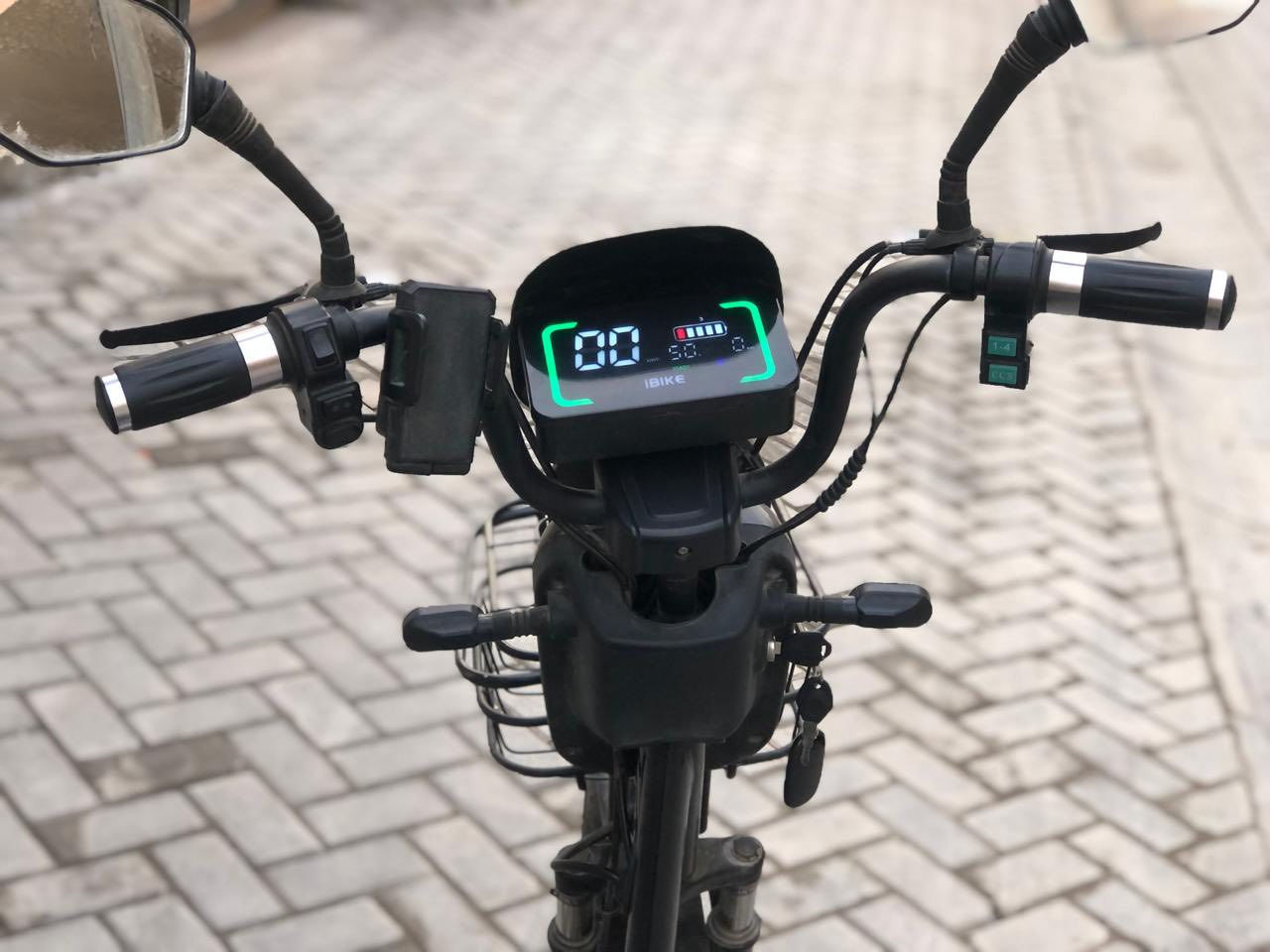 سلام عليكم

دراجه شحن للبيع حجم 20 سرعة 90 لايت عالي ناصي اشاير يمين ويسار اماميه وخلفيه مثبت سرعه و1-4 انماط سرعه وتشغيل بلوتوث (سماعه) 4 بطاريات وحامل هاتف مع شحن الهاتف دبلات خلفية وامامية تايرات جبلي السعر 300الف وبيه مجال للشراي 

العنوان : بغداد/ الاعظميه 

الرقم : ***********
