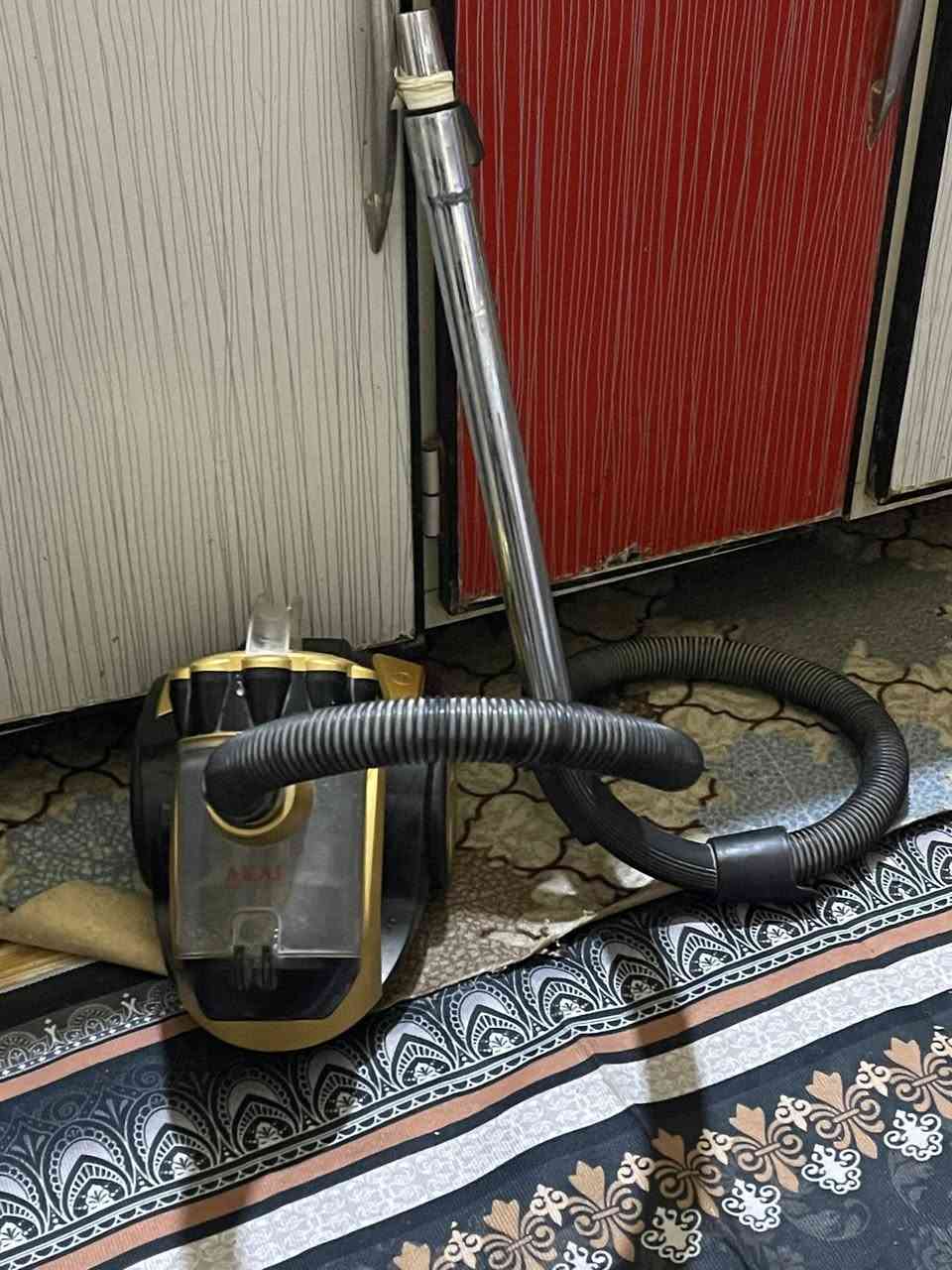 مكنسه كهربائيه للبيع مكاني بصره لقبله متواجد وتساب رقمي ***********
