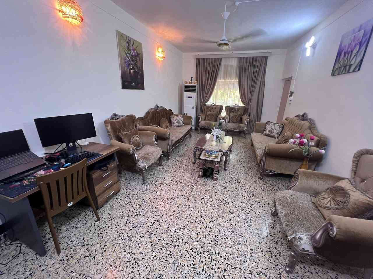 فرصة استثمارية 
دار للبيع على شارع تجاري سايدين 
في بعقوبة - حي التحرير  - شارع 40
مساحة الدار 200 متر 
الدار يرتفع عن الشارع 1 متر
يتكون الدار من طابقين .
الطابق الاول استقبال 4x7 وهول 4x4.5 وغرفة نوم 4x5 ومطبخ وصحيات مع حديقة 4x6 وگراج سيارة 3.5x8 .
والطابق الثاني غرفتين نوم وسطحين.
المنطقة تحتوي جميع الخدمات وتنوع المحلات مثل ( سوبر ماركت العالمية ) و ( محلات علاء جملة ) المشهور بأسعاره  التنافسية المناسبة ، ومطاعم ( بيتزا هات ) و ( ليث ابو الگص ) و ثلاث صيدليات ومحلات بقالة وحلاقين وغيرها الكثير من المحلات بحيث شتحتاج موجود قريب عليك.
للتواصل/ ***********
***********

