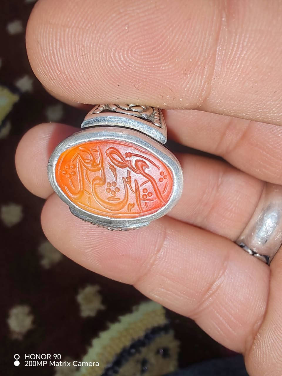 عقيق يماني خط عكسي مشمشي زعفران صياغة جميله جدآ قياس الخاتم 22 عنوان بغداد ***********
