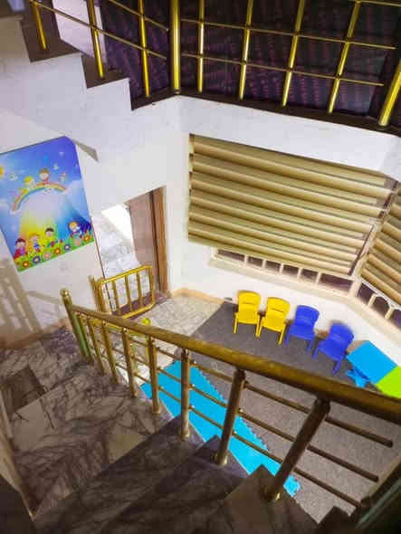 #دار_للايجار 📍 الموقع: #ام_الخيل_الأولى — خلف برج الأمراء
البيت ركن ومرتب وبناء حديث

📐 المساحة: 140 متر

⸻

الطابق الأرضي يتكون من:
 • غرفة
 • صالة
 • مطبخ
 • استقبال
 • صحيات
 • طارمة
 • خدمات أخر

الطابق الثاني يتكون من:
 • غرفتين
 • صالة

مكتب الماس للعقار والمقاولات العامة
 • موقع المكتب: نزلة حي المعلمين – قرب متوسطة الجزائر
 • رقم الهاتف: ***********
