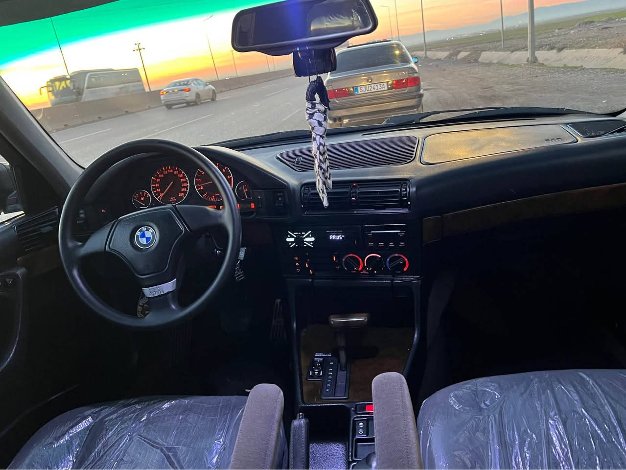 بيئم موديل 93فول به ناخومه فه حس و هه زه نو بي ليدران نيه به لام لو جواني عام سبوغ كراوه نرخ 95كه ميك معامله لوزانياري زياتر تيل بكه *********** دهوك, العراق
