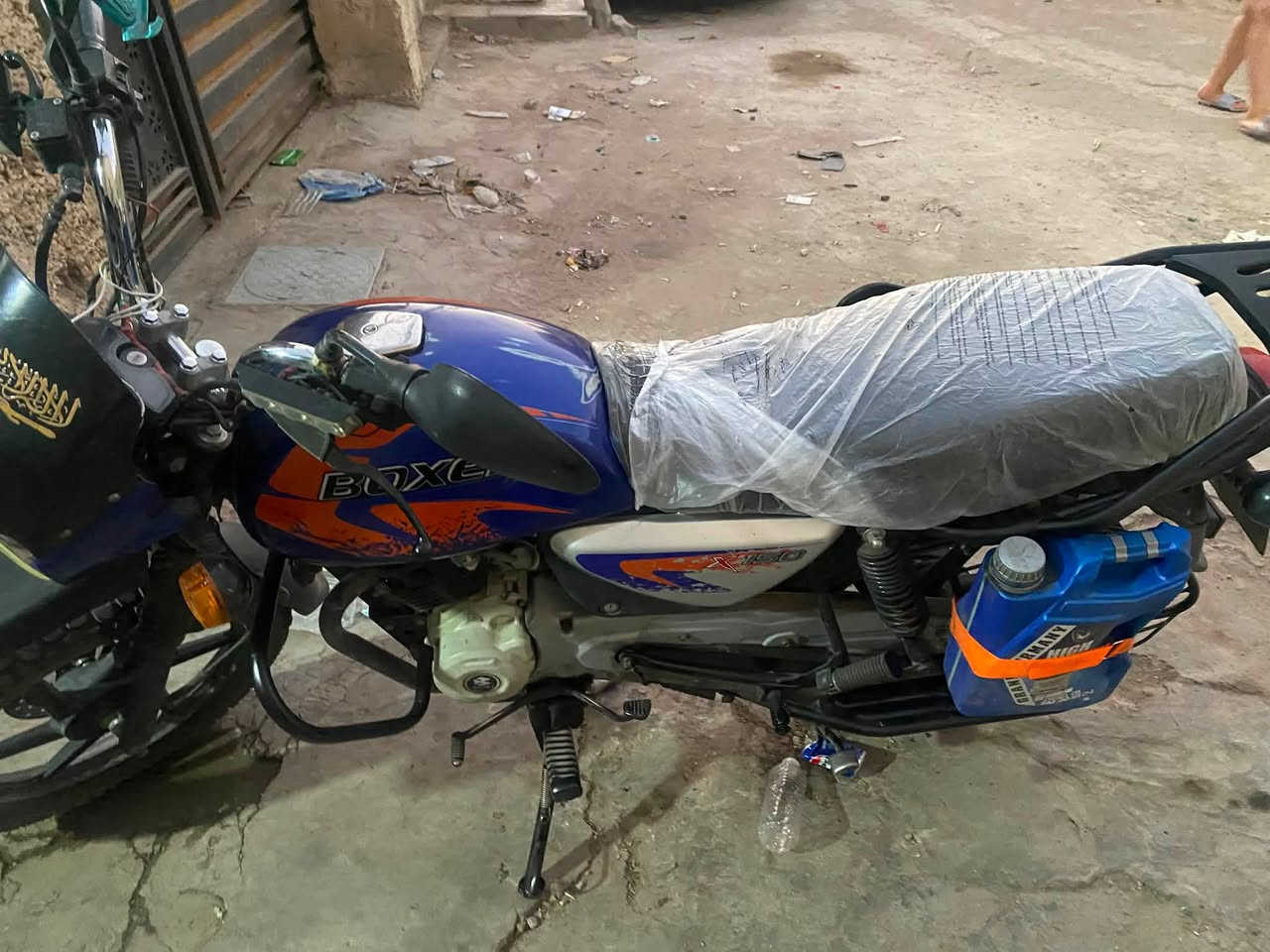 السلام عليكم بوكسر ٢٣مرقم بغداد مشروع وطني دراجة بلادية اي نقص مابيها  استخدام شخصي  وياها خوذة وكيبل شحن مال شركة boxer الأصليات مكاني بغداد الكرخ متوازي على بيعتها والسعر بيه مجال ***********

