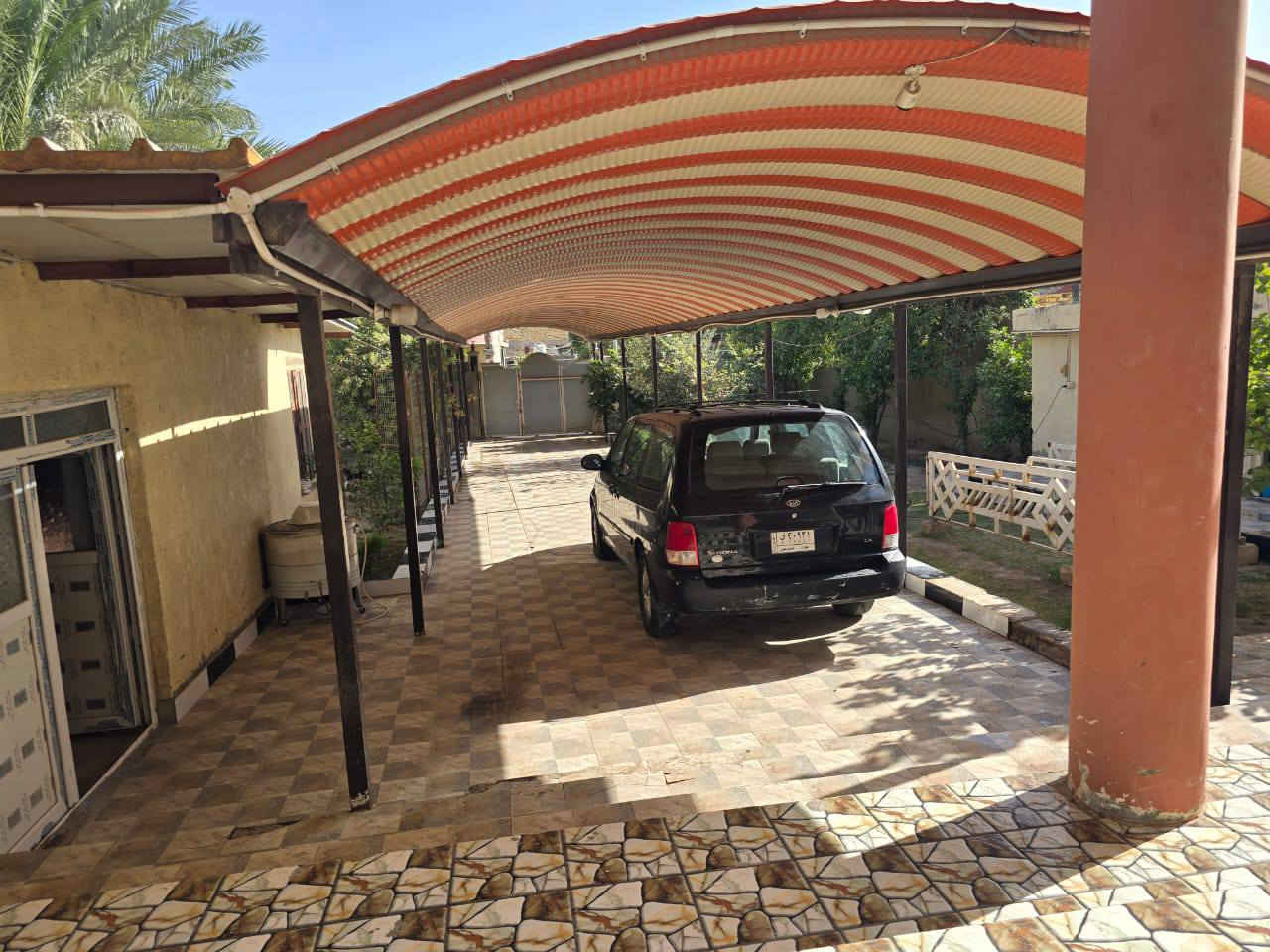 السلام عليكم بيت للبيع مساحه 900 متر البناء طابقين يحتوي علئ غرفتين بطابق الاول وغرفه بطابق الثاني  نوع العقار سند 25 زراعي العنوان الحله (الدبله) قرب شارع مركز الشرطه للاستفسار الاتصال على الرقم ***********
