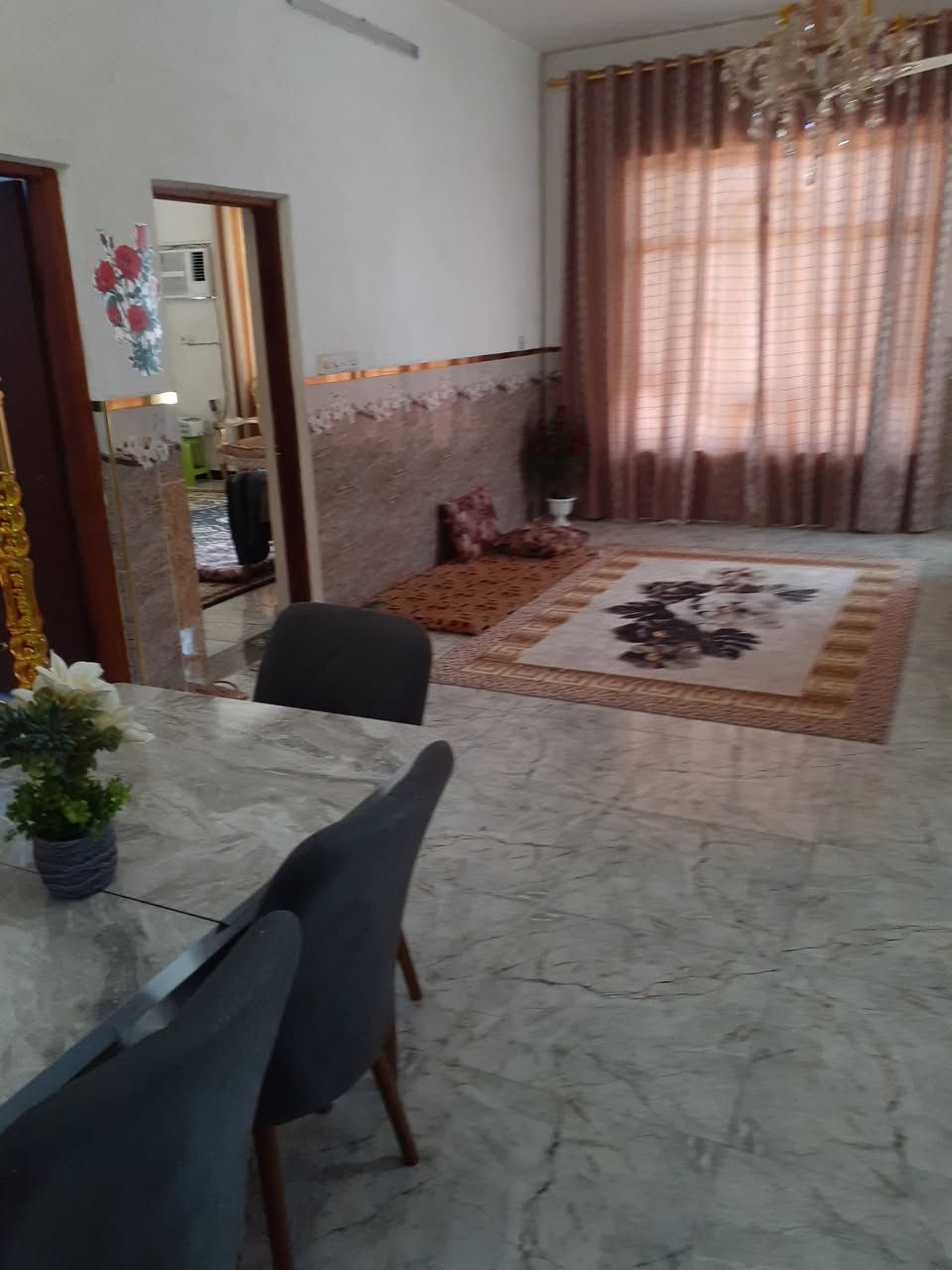 سلام عليكم لبيع بيت مساحة ٤٥٠متر اربع غرف نوم صاله ٩في٤ استقبال ٦في٤ كراج يكفي ٤ سيارات مطبخ عدد ٢ بيت كله بورسلين وجدران سيراميك وباقي تفاصيل موضح بالفديو عنوانه التاجي قرية جرف الملح قرب ثانوية الربيع اي استفسار رقمي *********** او ***********
