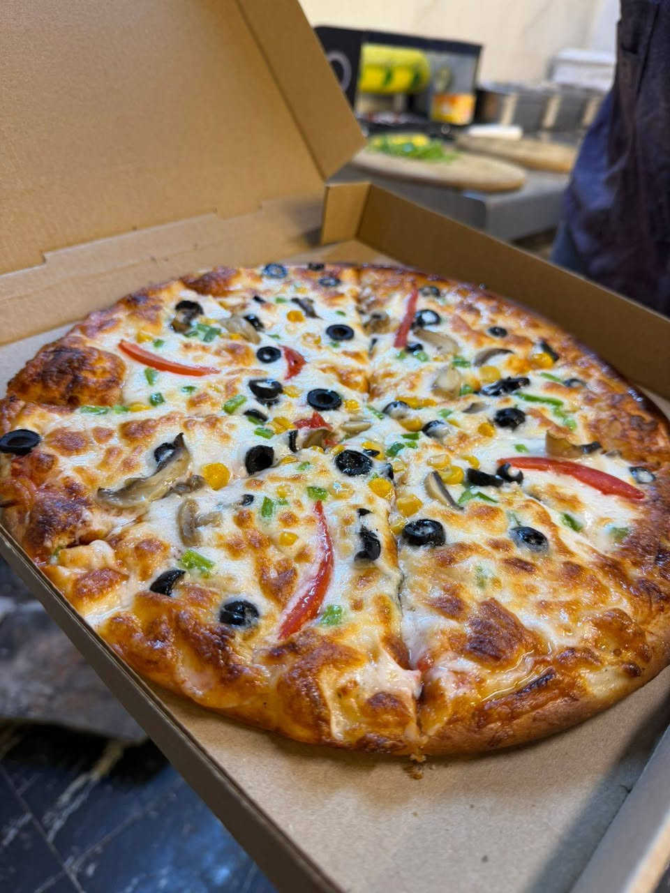 إذا الجوع يحچي…🤩🤩
لحم بعجين الموصل يجاوبك  😉😉
الحريه الدور شارع العريض مقابل كص علي الشهير والتوصيل مجاني كافة مناطق الحريه
أرقام التوصيل
***********
***********
