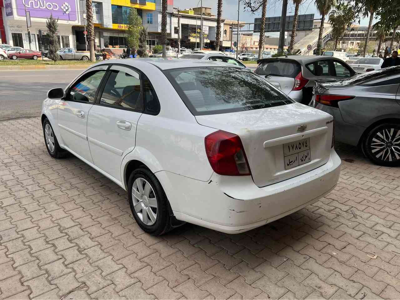 شوفرليت - optra
موديل ٢٠١٠
٢٤٥ هةزار رويشتووه
گير عادى 
گير - مةكينه - تةحويل - غرامه - بةشةرت
بةناوى خومه 
سنةوى بةسةرچووه
مةسروفى تيدانييه
تاخم تايةى نويى لةسةره 
بى بوياغ - بى ليدران 
تةزرةى نييه
كةميك دوسةى بوياغه - جةمپةكى زور خةفيفى پيش و دواوةى هةيه 
شوين - هةولير 
٧٥$ 
مةجالى تيدايه
موشتةرى نيت نامةم بو مةنيره
*********** أربيل, العراق
