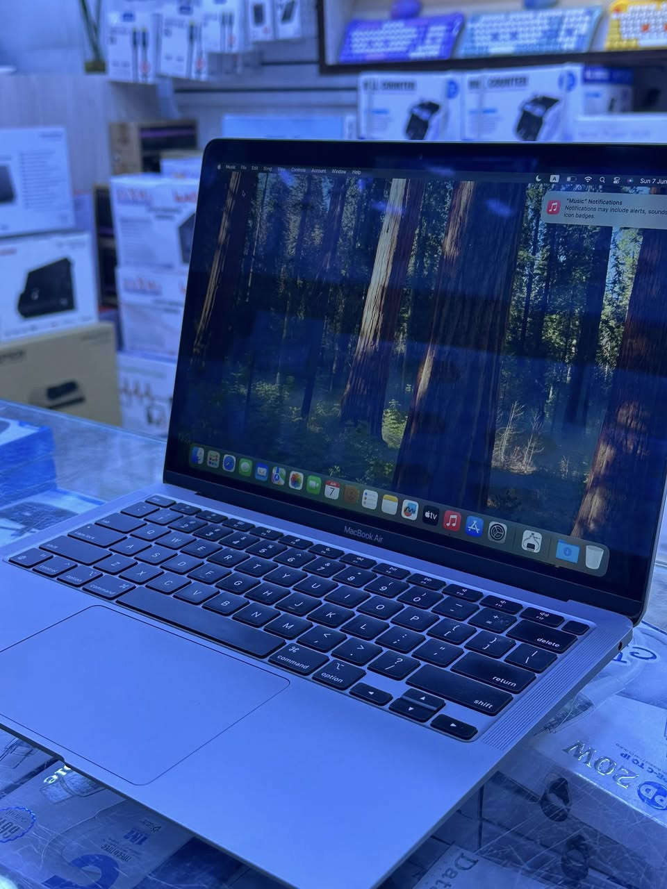 Macbook air
M1
Ram 8
Hard 256
نضافة 90%
الملحقات الشاحنة فقط
سايكل 65
السعر 600 الف 
*********** 
بغداد المنصور

