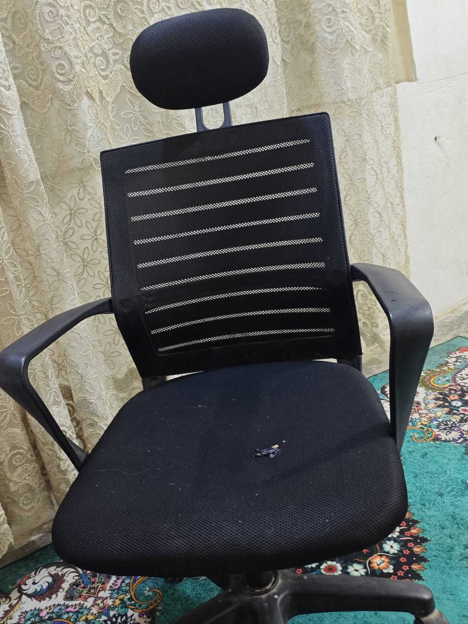 كرسي مستعمل للبيع  بسعر مناسب اتصال واتساب ***********

