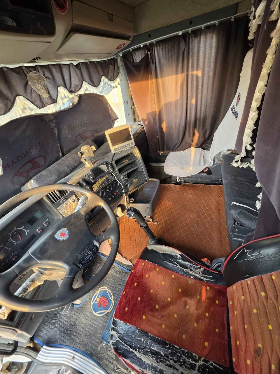 سكانيه عكرب قاطره ومقطوره سياره جاهزه محرك 8 .R500 كير ٣×٣ رتايدر ثلاجه رقم بصره سنويه لل2028 تحويل ثاني يوم بدون تبخير ولا تنقيص 
سعر خاص صاحب سياره ***********وتساب 
ابو علي 
مكاني البصره القرنه
