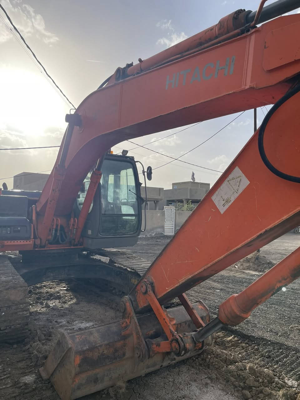 للبيع حفاره هيتاشي210LC مكفوله  وضع شركه وجاهزه للعمل سعر اتصل***********
