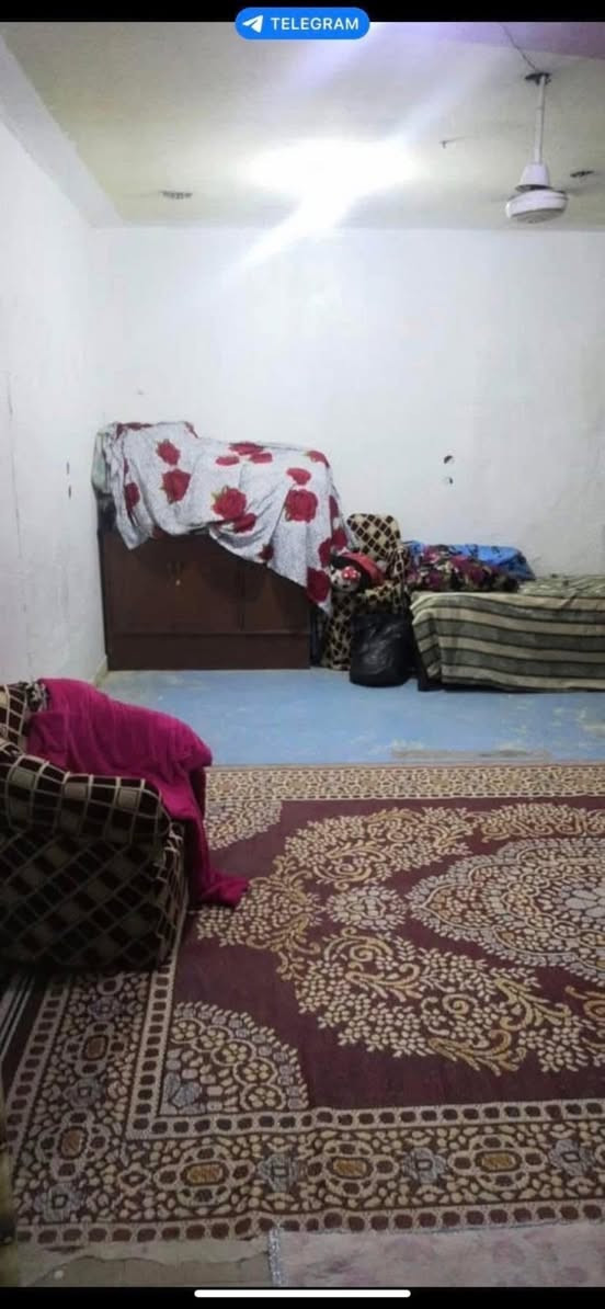 دار للبيع او الايجار
العنوان مجمع حطين بدايه شارع المجمع الجديد مقابل محطه صقور العراق 
الدار تابع للشقق قرب بيوت الشركه 
المساحة 150 متر 
يتكون من :
صاله واستقبال وغرفه نوم وصحيات وطرمه 
للبيع 15 وبي مجال 
ايجار 150 الف 
 *********** 📞 مامتواجده ع نت
