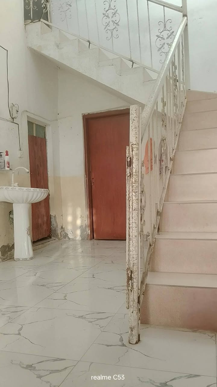 السلام عليكم دار للبيع مساحة 250 تجاوز في بعقوبة كاطون الرزاي شارع المدارس يحتوي على 3 غرف واستقبال وصاله كبيره ومطبخ  حمام داخلي السعر خاص ***********
