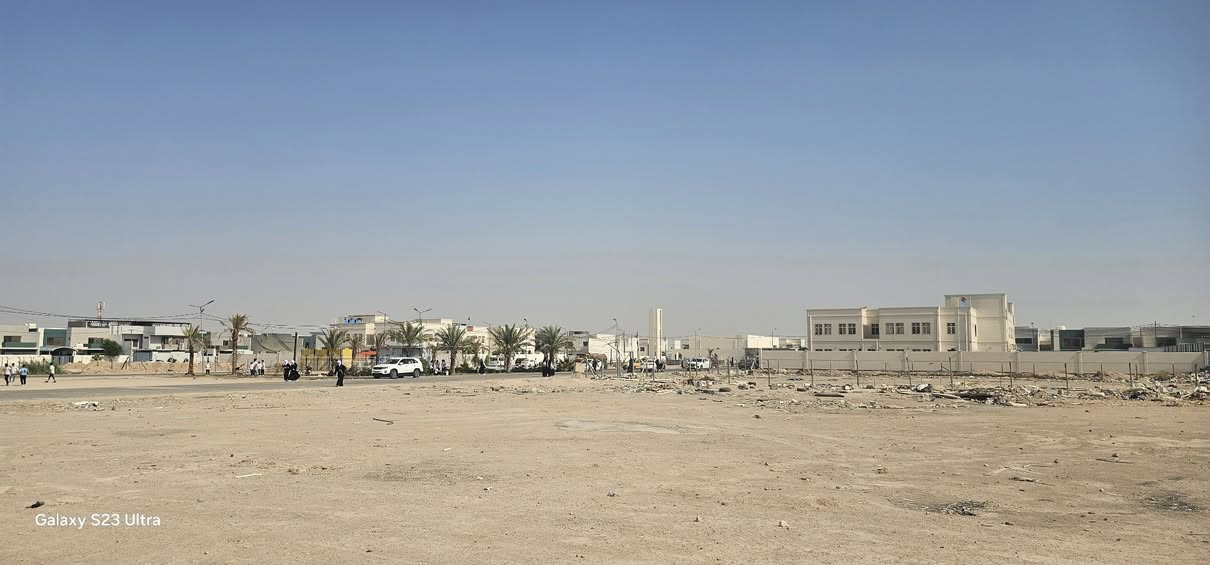 قرية الغدير 2
345 متر فاي أي بي 
كثير من الاضافات 
*حداديه درجه أولى 
*جبسن بورد الطابق الأول 
*مولده جديده 45 كي في 
* سبالت عدد 9
*مطبخ حار ممتاز 
*الخارجي مرمر والحديقه الداخلية 
*مقابل ساحه وقريب حرف T
* 3 بيوت عن الحدائق العامه 
* عكس الشمس  بارد جدا 
*صبغ داخلي وخارجي جديد 
والكثير  من الاضافات والمخزن العلوي والكاميرات 

***********
***********
***********
واتساب فقط والجادين رجاءا 

* يوجد قرض مصرفي 105دفع 550شهريا
