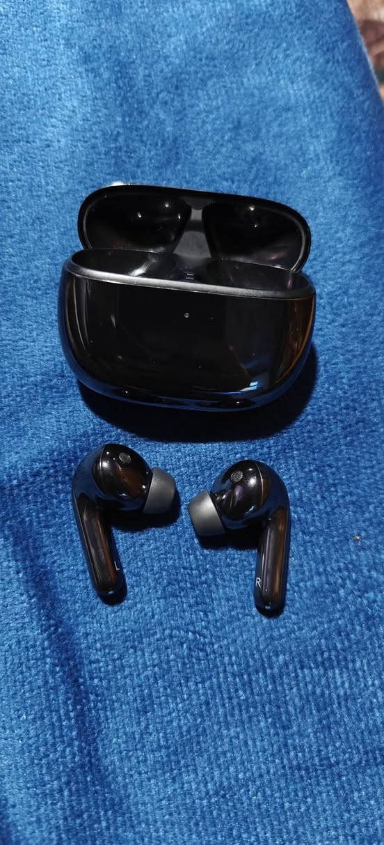 سماعة شاومي FlipBuds Pro
نظافة مثل الجديد
المميزات :
تأتي سماعات الأذن الجديدة مزودة بإلغاء "الضوضاء النشط" (ANC) 
وتتميز بتصميم يشبه سماعة APPLE Airpods Pro 🎧 
- دعم الشحن السريع والشحن اللاسلكي مع منفذ TYPE-C
- خاصية العزل مع مايكروفون مخصص للصوت الخارجي 
- توفر زمن انتقال صوت منخفض للاعبين داخل الالعاب  
- تتيح اتصال السماعة في وقت واحد بجهازين 
- شحن يدوم حتى 7 ساعات متواصلة
 (اثناء العزل 5 ساعات)
السعر 90 الف وبيها مجال
يوجد توصيل جميع المحافظات


**إذا كنت صاحب هذا الإعلان وتريد حذفه لأي سبب، رجاءا أرسل رسالة إلى الدعم الفني**