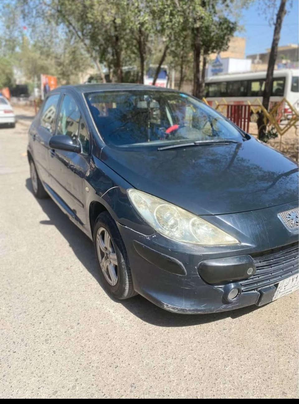 سلام عليكم بيجو فرنسي 2006 بيهه فقط بنيد وجامرلغ عكس السائق مصبوغ فقط  مكينه وكير كورله سياره اي نقص ما بيهه تبريد شغال بس بي خلل بسيط بس التدفئة شغال والتبريد ما اعرف امكن منقص غاز السياره تحويل مباشر
مكاني ديالى بعقوبة 
 السعر $38
رقمي / ***********
