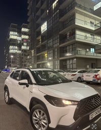 عندي كورلا كروس SAS ياباني الاصلي  محرك 1800 هايبرد موديل 2022  رقم سي...