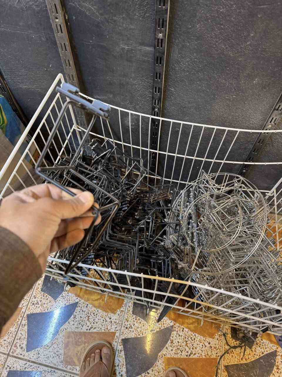 السلام عليكم 
للبيع ستاند احذيه نوع درج 100 قطعه لون اسود 
50 قطعه لون فضي 
ستاند احذيه عدل 25 قطعه لون اسود
هوك تعليك ام الطوبه 12 قطعه 
تعلاكه شفقات عدد 2
مكان ديالى بعقوبه بهرز 
***********
