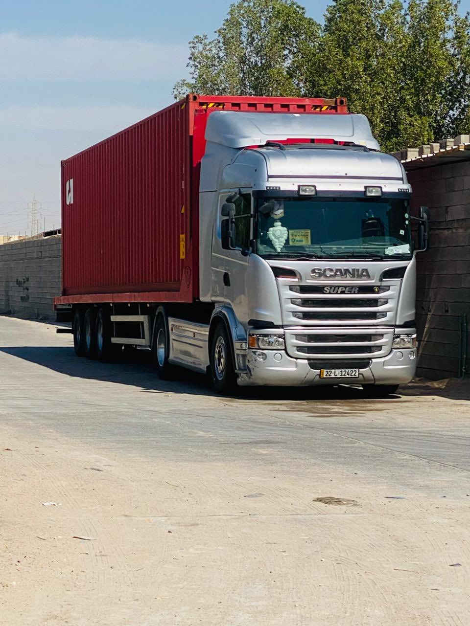 السلام عليكم سيارة للبيع سكانيه موديل 2011 رقم اربيل حجم (440) + عربانه اوربيه 3 محاور مربوطه وراها سنوية منتهيه للاستفسار(***********) مكان السياره بصره اني مكلف بل نشر
