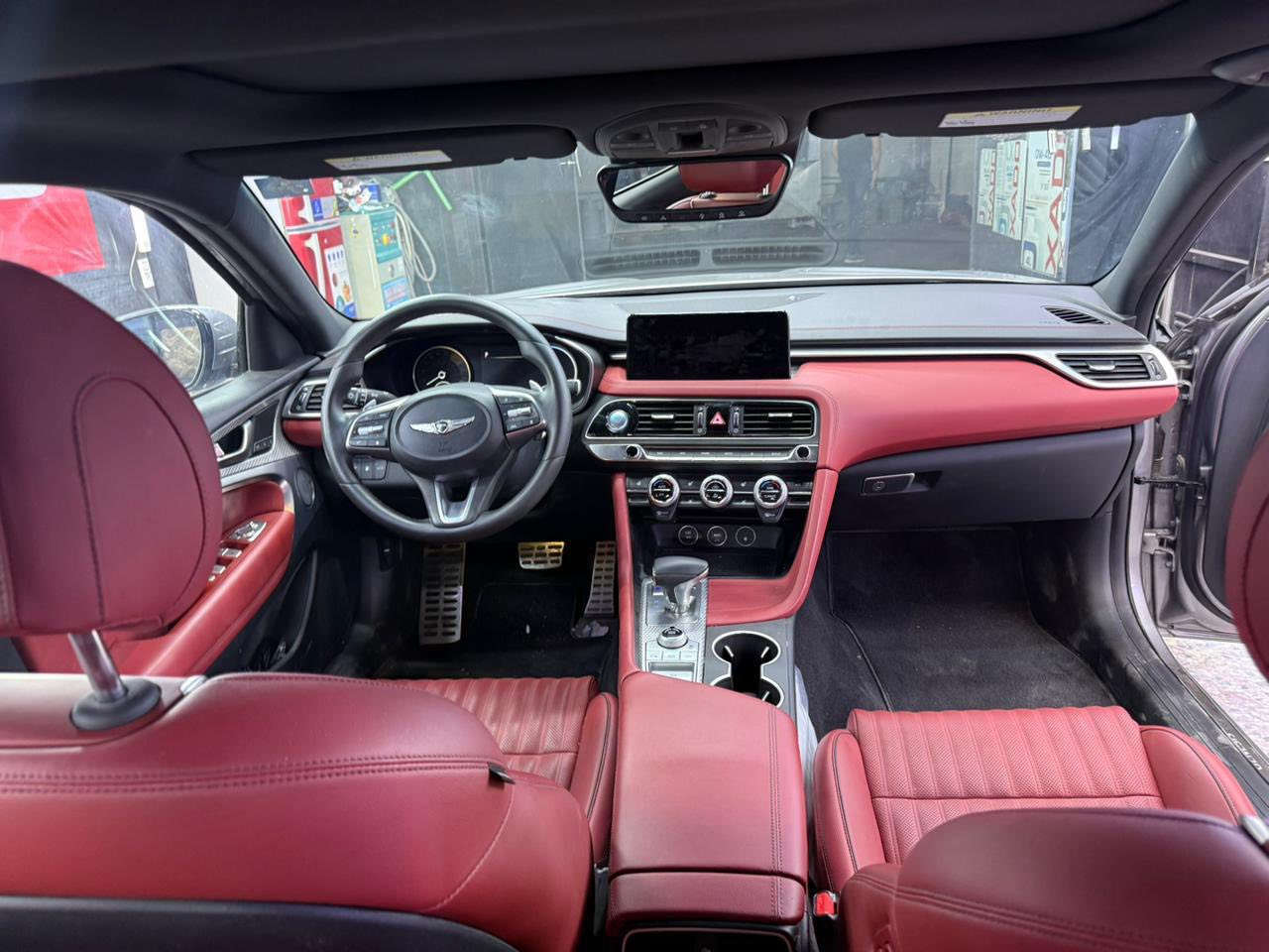 للبيع Genesis G70 ماشيه 10500ميل اللون سلفر مميز مع تطعيم باللون الكروم و الاسود مع بنراما سوداء جميله 
1. الأداء والمحرك (Turbo 4-Cylinder)
• المحرك: 4 أسطوانات سعة 2.0 لتر مع شاحن تيربو.
• القوة الحصانية: 252 حصان.
• عزم الدوران: 353 نيوتن متر.
• ناقل الحركة: أوتوماتيكي من 8 سرعات.
• نظام الدفع: دفع رباعي 
• صرفية الوقود: تعتبر ممتازة مقارنة بالـ 6 سلندر، حيث تمنحك توازناً بين الأداء والاقتصاد.
2. المواصفات الخارجية (فئة الفل)
رغم أنها 4 سلندر، إلا أن فئة "الفل كامل" منها تأتي بمظهر خارجي جذاب جداً:
• الإضاءة: نظام Full LED بالكامل (الخطوط المزدوجة الأمامية والخلفية).
• الجنوط: تأتي بمقاس 19 بوصة بتصميم أنيق 
• الشبك الأمامي: الشبك المغزلي الشهير بلمسات الكروم الداكن.
• المرايا: قابلة للطي كهربائياً مع إضاءة ترحيبية (شعار جينيسيس).
3. المقصورة والرفاهية
في فئة الـ 4 سلندر "فل كامل"، لا تتنازل جينيسيس عن الفخامة الداخلية:
• المقاعد: جلد طبيعي فاخر الون احمر جذاب مع حزام امان احمر مع تحكم كهربائي ووضعية ذاكرة لمقعد السائق. تدفئة و تبريد للمقاعد الاماميه و تدفئة للستيرن مع هزاز عند وجود خطر. 
• التكنولوجيا: * شاحن لاسلكي للهاتف مع كير الكتروني و نضام البارك دكمه خمس وضعيات قياده ( ايكو ، نورمال ، سبورت ، سبورت بلص مع فصل مانع انزلاق و الاخيره محدده يمكنك تخصيص اي وضع تريده) شاشة ملاحة مقاس 10.25 بوصة تدعم Apple CarPlay و Android Auto.
• لوحة عدادات رقمية (تكون جزئية متطورة جداً).
• نظام صوتي: نظام Lexicon الفاخر (في الفئات العليا من محرك 2.0).
• سقف بانورامي: فتحة سقف كهربائية.
4. أنظمة الأمان الذكية
تأتي مجهزة بحزمة "Genesis Smart Sense" والتي تشمل:
• رادار التثبيت: نظام تثبيت السرعة التكيفي (Smart Cruise Control).
• المحافظة على المسار: تنبيه عند الخروج والمساعدة في البقاء داخل المسار.
• فرامل الطوارئ: التنبيه من التصادم الأمامي مع كبح تلقائي.
• كاميرا خلفية: مع حساسات أمامية وخلفية (

السيارة وارد امريكي 
القطع المصبوغة فقط بنيد 
چاملغ السائق بارد مع تكحيل 

السيرة شبابيه و سبورت و اقتصاديه مناسبه للاستخدام اليومي 

اي استفسار و السعر مراسله على الواتساب الو الاتصال بالرقم ***********
