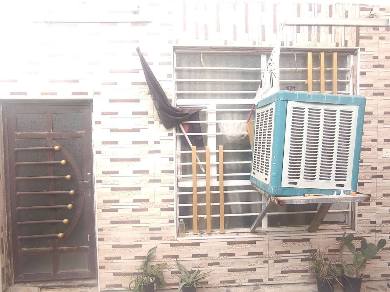 سلام عليكم دار للبيع المساحه 150متر الموقع حي الرحمه شارع المستوصف
البيت يحتوي على استقبال +صاله +غرف عدد2 +غرفه في الصطح 2صحيات داخليه   خارجه البيت محدث بناء سنه 2023
للاتصال ***********
