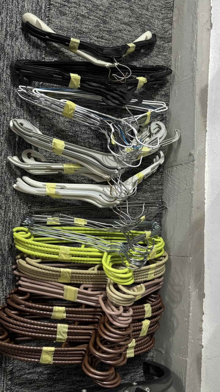 تعاليك ملابس حديد وبلاستك عدد (( 80 )) للبيع شلعة كاملة 
***********
