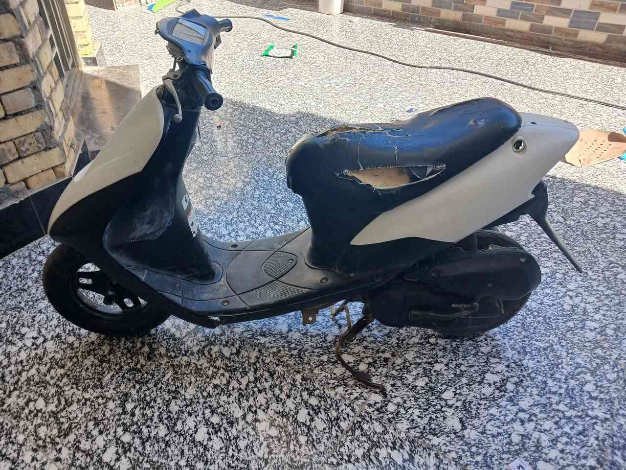 دراجه للبيع ساسوكي رياضي دراجه مفتوحه مره واحده قبل ثلاث ايام تجفيد درجه اولى قايش وخرز جدد كهربائيات كلها شغاله سلف هندر حورن كفرات الاصليات بس لوجه مالات القدام مكسور   سعر150/***********
