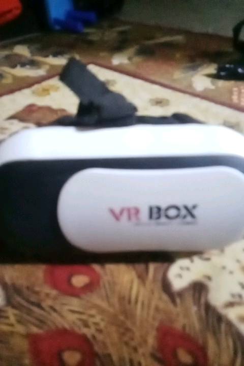 هذه نظارة VR Box ثلاثية الأبعاد، بحالة جيدة جداً وتستخدم لمشاهدة الأفلام والألعاب بتقنية الواقع الافتراضي بواسطة الهاتف الذكي. سهلة الاستخدام والتوصيل. مثالية لمحبي التكنولوجيا والترفيه الرقمي.