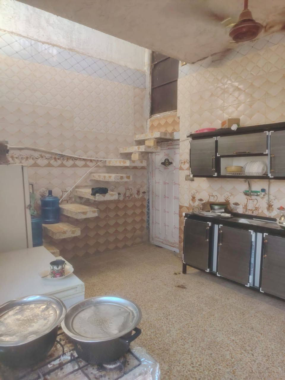 دار للبيع شارع المطار القديم قرب اسواق الأمير 100متر بناء بلوك والسقف عكاده والطابق الثاني غرفتين سندويج البيت يحتوي على تلث غرف وحده جوه وثنين فوك صاله استقبال مطبخ السعر 22وبي مجال 
الرقم ***********سيد احمد
للاستفسار زورو مكتب الغريري ركن شارع حاتم الخير
