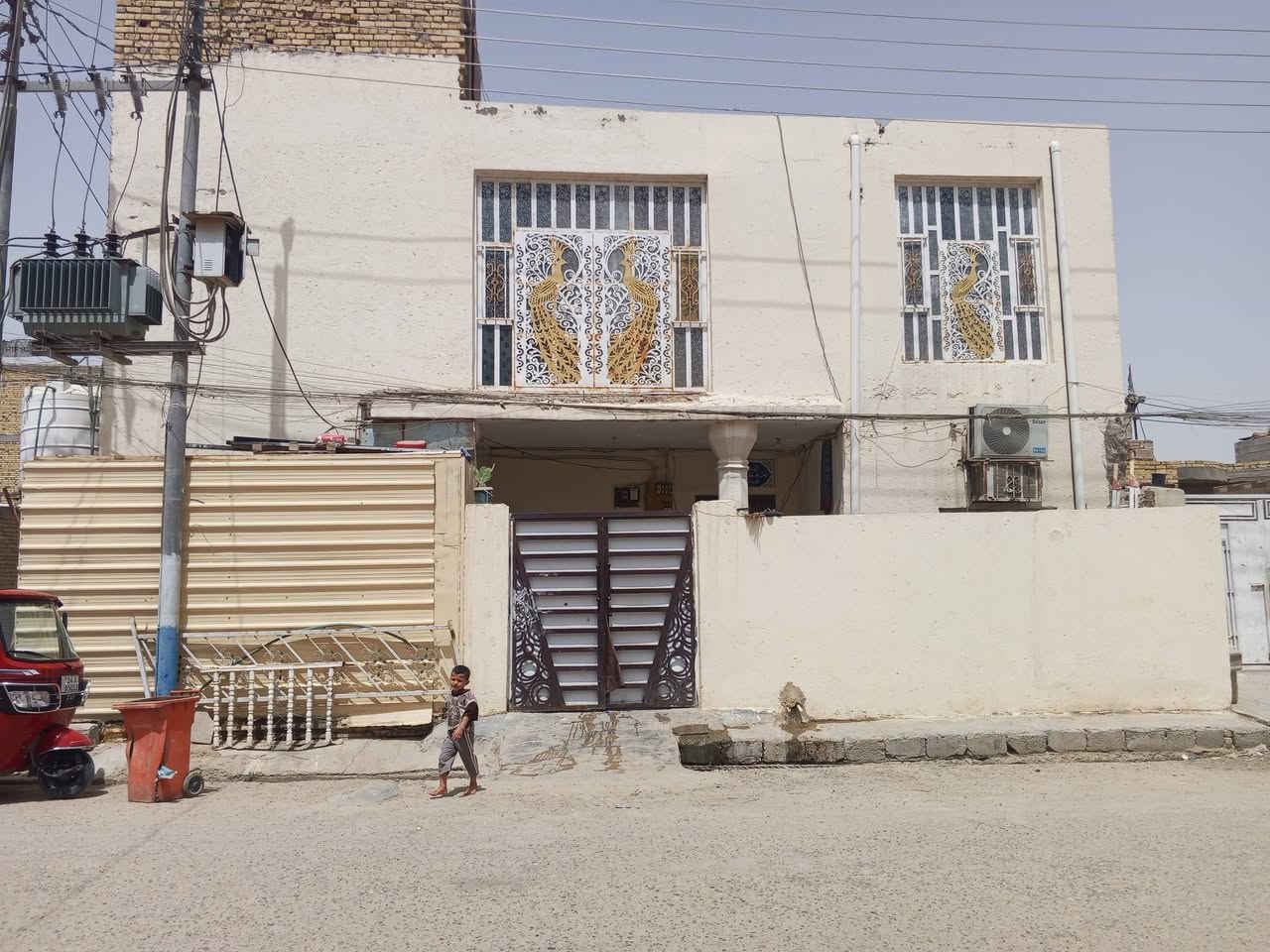 مكتب الامير للعقارات 🏫
بيت طابو صرف للبيع 
المساحة 133متر مربع 
طابقين  البناء حديث 
يحتوي على 5غرف 
ومجمع صحيات داخل وخارج 
غرفتين وصاله وستقبال ومطبخ وصحيات  بطابق الاول 
طابق ثاني 3غرف ومطبخ وصحيات وصاله 
البيت نضيف ومرتب  
موقع منتاز على شارع رائيسي 
حي الامير بشارع العلويه ام جواد   
الاتصال على الرقم ////***********
