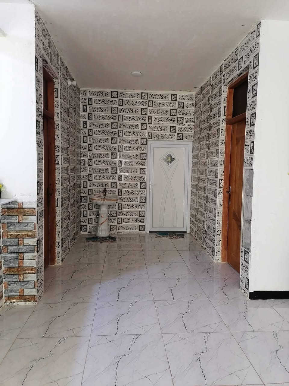 بيت للبيع في البيضاء الاولى قرب السيطره  زراعي
مساحه 240

غرفتين نوم  5.5

وصاله 

ومطبخ

والصاله مفتوحه على المطبخ  بناء جديد  تركي

وحمام داخلي.  وحديقه.    الشراي يتصل ***********
