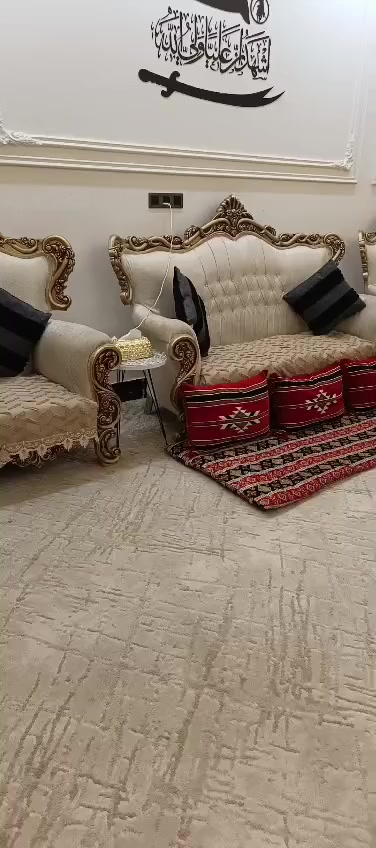 السلام عليكم تخم 4كراسي وثنين اكبار للبيع السعر خاص لو عل رقم***********
