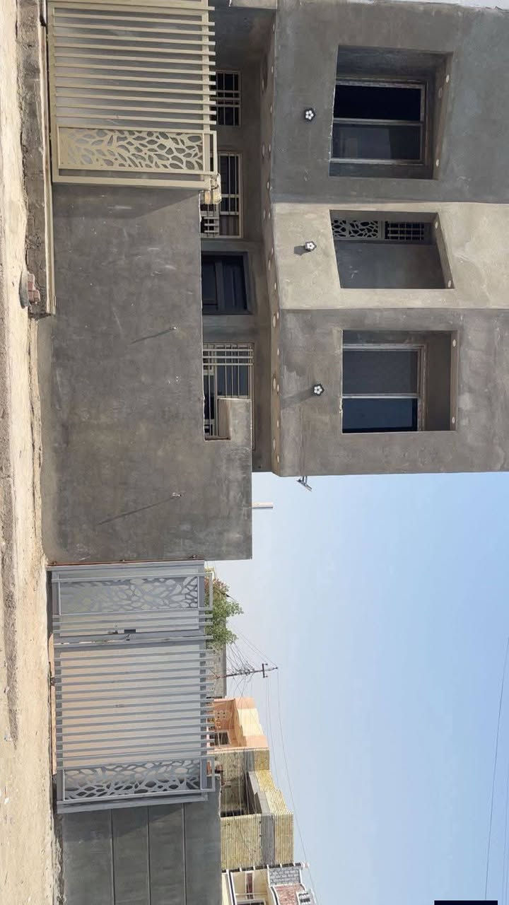 السلام عليكم بيت للبيع مساحة ارض 300مترمساحة بناء 160حديقه كراج سياره 140متر البيت ركن قريب ع شارع عام المدائن سلمان باك منطقه تصنيع شارع قاعة اوسكار طابو صرف الاستفسار ***********
