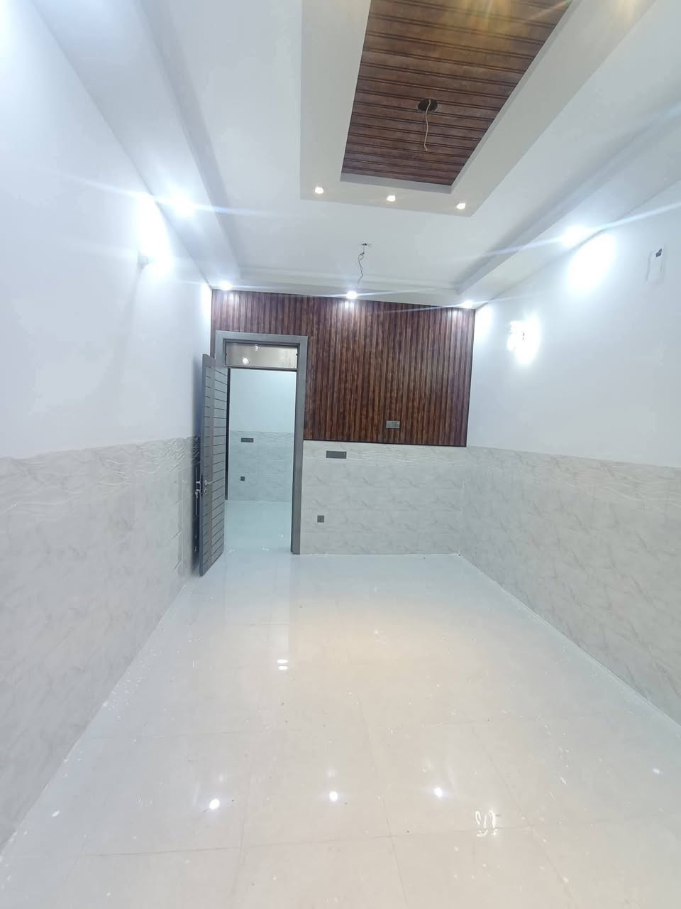 دار_للبيع بناء حديث حله_نادر_الاولى حي الزيتون 

المساحة 140 متر طابو زراعي سند25 

طابقين ثلاث غرف نوم وصاله وكليدور مطبخ وجمع صحيات  كراج سياره 

عرض الشارع 10متر تبليط مجاري كافة الخدمات 

للاستفسار الاتصال ***********
***********
مراجعة مكتب سومر للعقار نادر الاولى على الشارع الخدمي قرب حسينيه حنتوش
