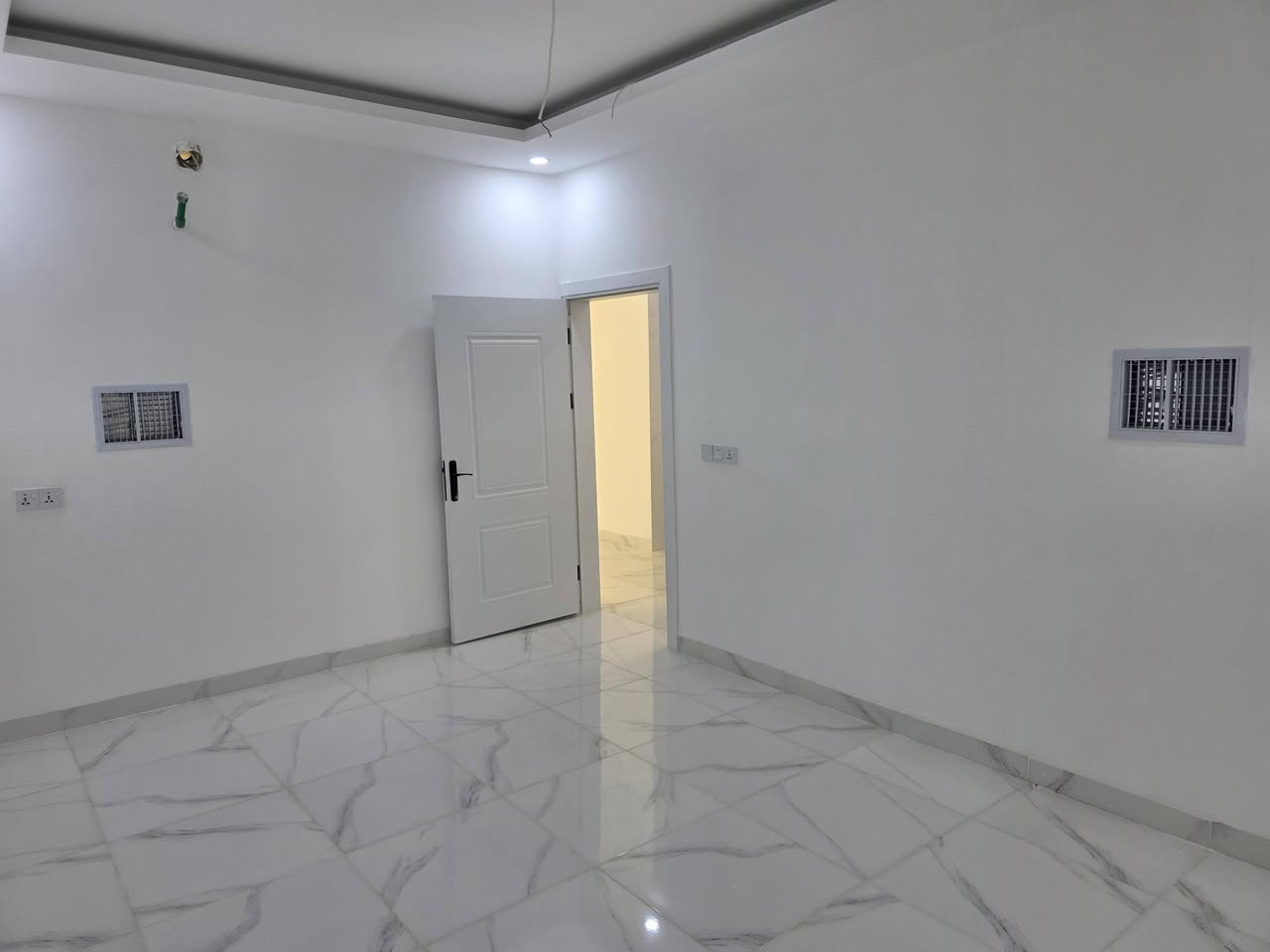 داران للبيع في حي المحاربين زيرو Twins مساحة كل دار 168 م طابقين 5 غرف نوم صالة مشتملات الواجهة 7.5 اتجاه غروب شارع تبليط 12 م .
عقارات الصفوة  حي المصارف قرب جامع سعدي مهدي 
***********
***********
