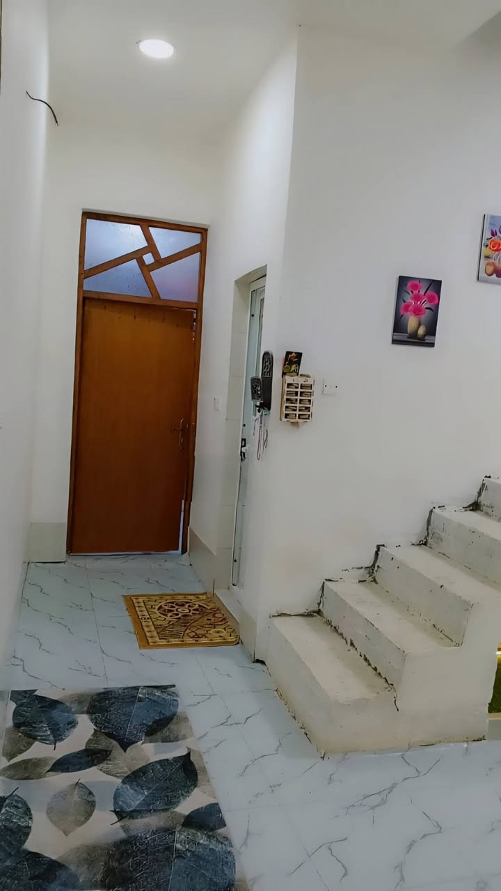 منزل مساحة ١٢٠  على شارع الملعب
في منطقة ال٥صافي قريب على مدرسة الكوفه 
للستفسار 
***********
***********
