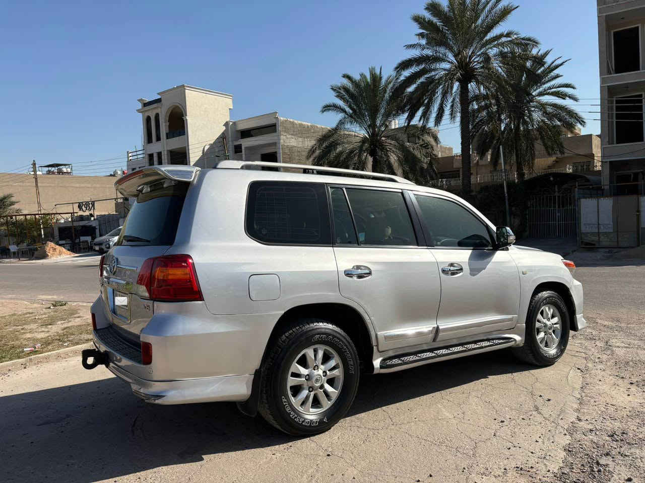 السلام عليكم لاندكروزGXR V6 2010 🇯🇵السياره وكاله بلادية بدون صبغ فقط الدعاميات مصبوغة  وبارد بل جنطة ومكانين تكحيل الباقي كفاله عامة رقم بغداد مميز ♾️أربع ارقام بسمي تحويل ثاني يوم رقم وهزه جديده السياره رايدها 300 ورقة مكاني بغداد حي الجامعةللاستفسار *********** بغداد, العراق
