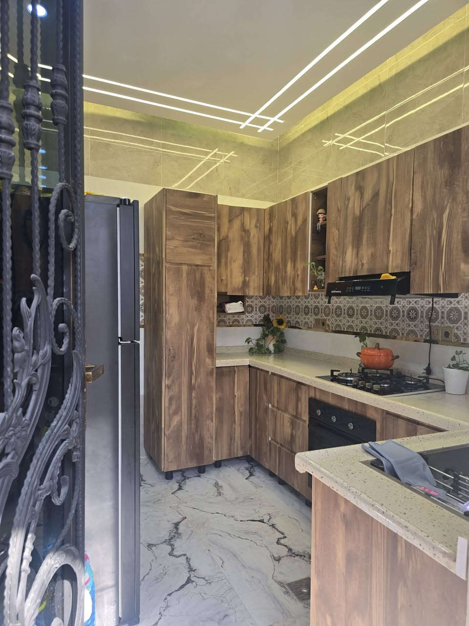 دارين للبيع بناء حديث 2025 الاخاء الثالثة 
جمعية ضفاف دجلة صنف الارض زراعي 
مساحة كل دار: 100م 
الواجهة: 6.25
العمق : 16
يتكون من طابقين وكل طابق يتكون من:
طابق {1}كراج مطبخ استقبال هول غرفة نوم + سويت وصحيات
طابق {2}غرفتين نوم +سويت وهول وصحيات بالاضافة الى البيتونة
يحتوي على كافة الانظمة
غسالات-سبالات-كامرات-دشات-انترنيت
ملاحظة :غير متواجد على النيت فقط اتصال
الاتصال ***********
            ***********
وكما موضح بالصور
