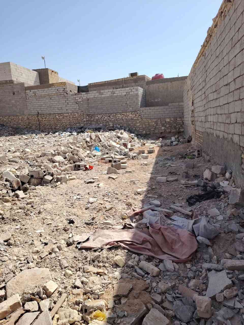 السلام عليكم 
عرصه الرضويه ال4
جوه قبل الاخير بيت واحد 
100 م 
السعر 10 بي مجال 
***********
