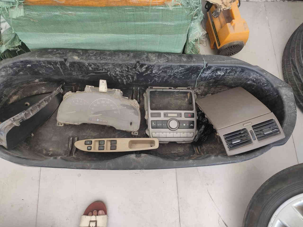 غراض ابصم للبيع وعندي باب امامي صدفي وباب خلفي سلفر وجاملغ امامي جههة الايسرئ هم صدفي كامرات عطر  اماميه بلاديه العنوان البصره القبله 
***********
