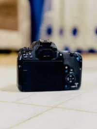 متوفر كامرا كانون d77 مع عدسه 70-300 وعدسة فيديو 18-135 للبيع الكامرا ...