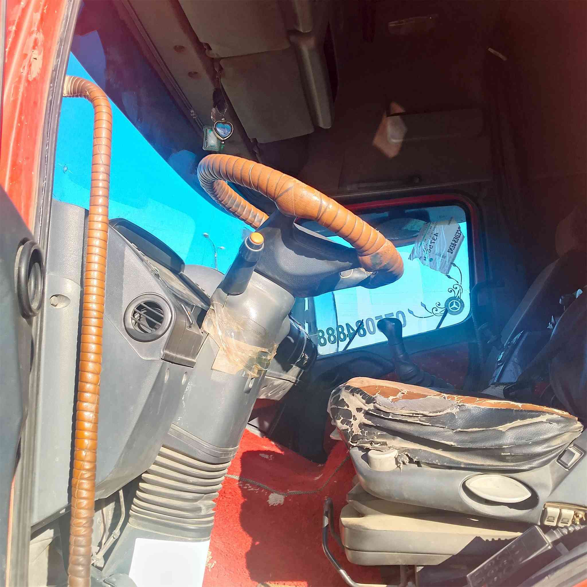 السلام عليكم اكسور للبيع موديل 2004 دهوك رقم جديد باسمي لوري جاهز للشغل مربوطه عربانه كامله رقم تلفون ***********
***********
