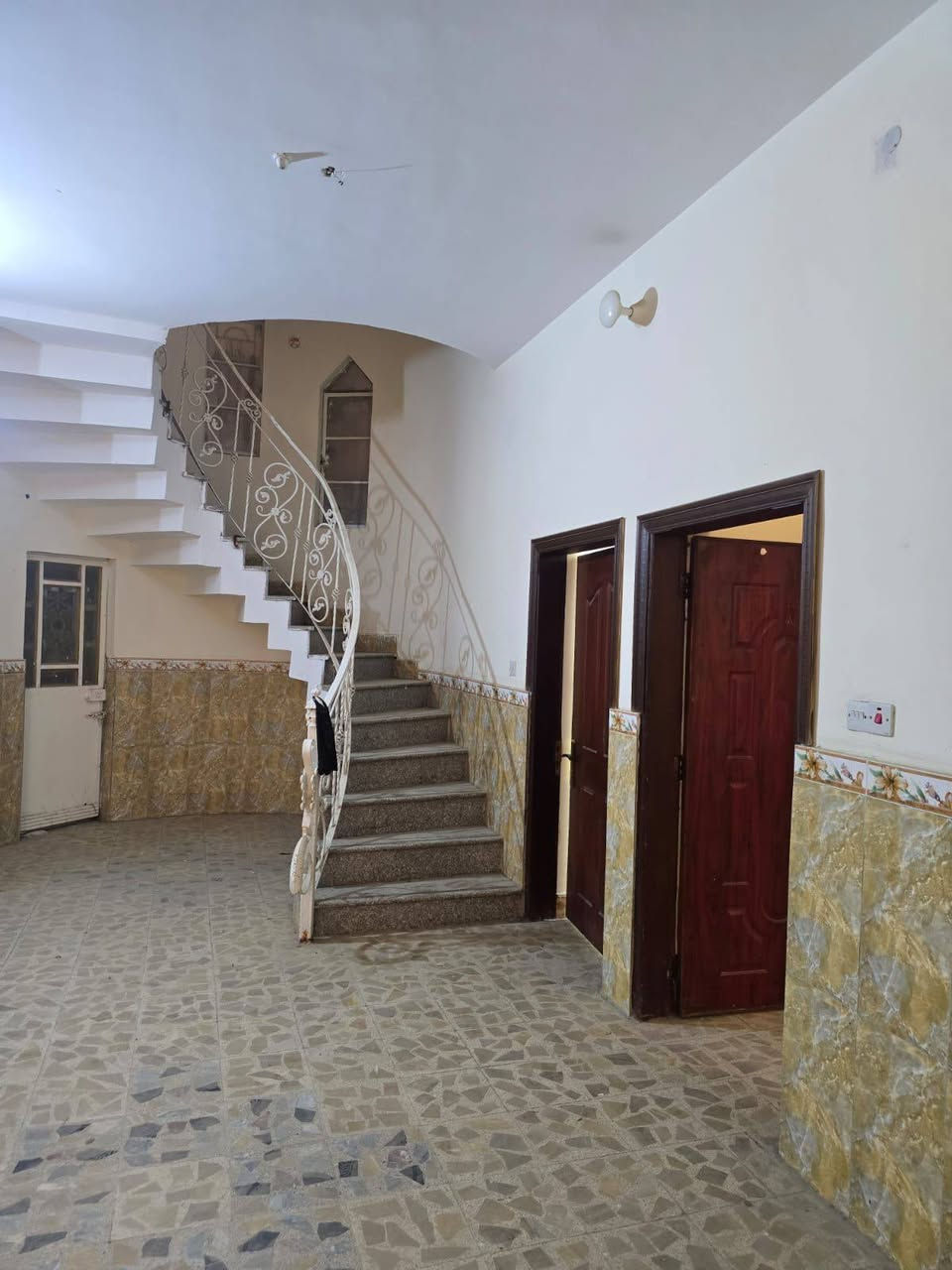 يتوفر بيت الليجار
المساحة 400متر 
يتكون من طابقين 
طابق الرضي 4غرف  صحيات ديوانية صالة كبيرة كراج ستقبال 
طابق ثاني 3قرف  صالة صالة ستقبال   
العنوان شارع بغداد  
سعر خاص 
ستفسار *********** 
ابو عباس
