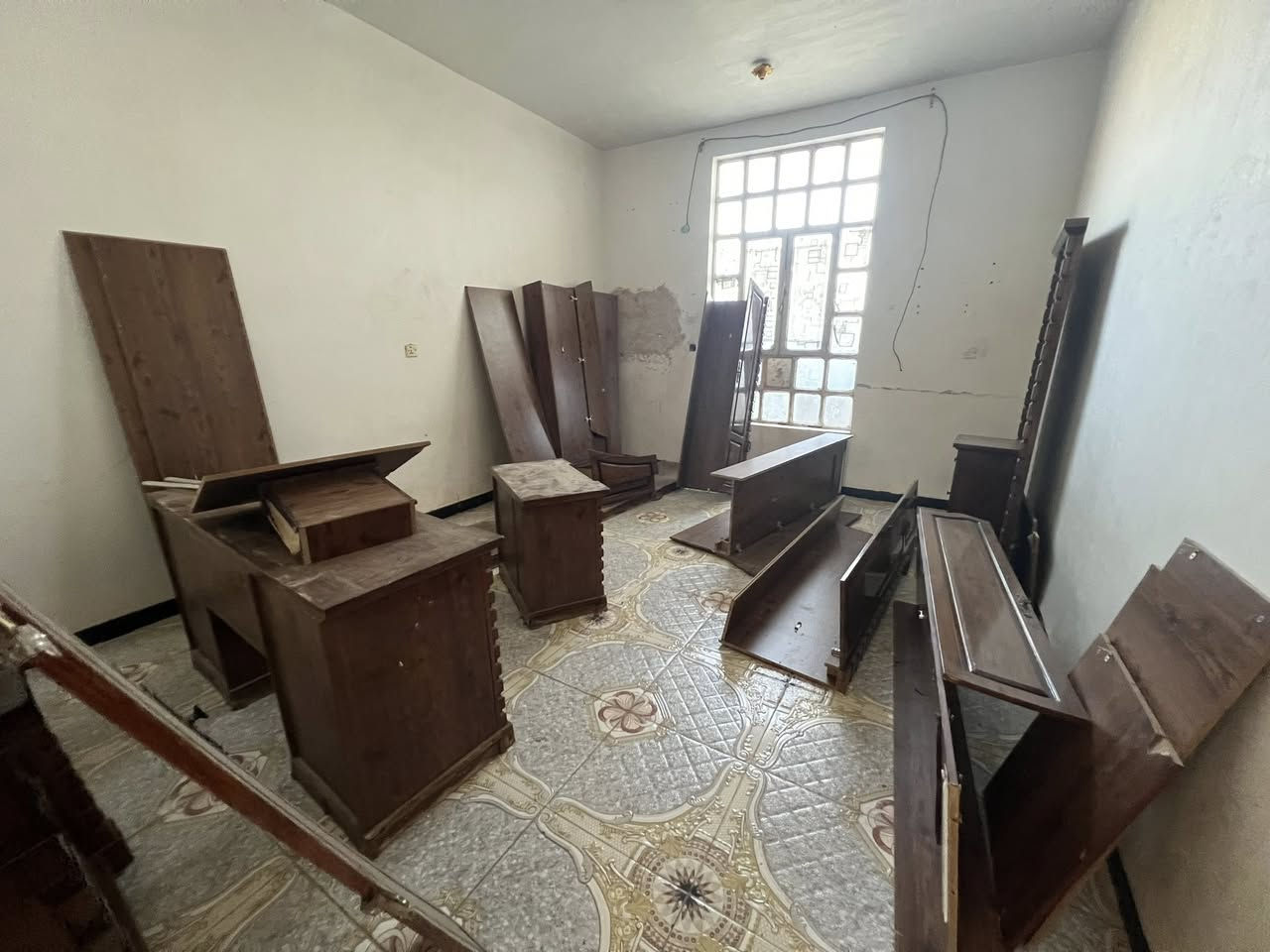 غرفه أخشاب للبيع نقص فقط جربايه مكاني يم جسر البعلوان
***********
