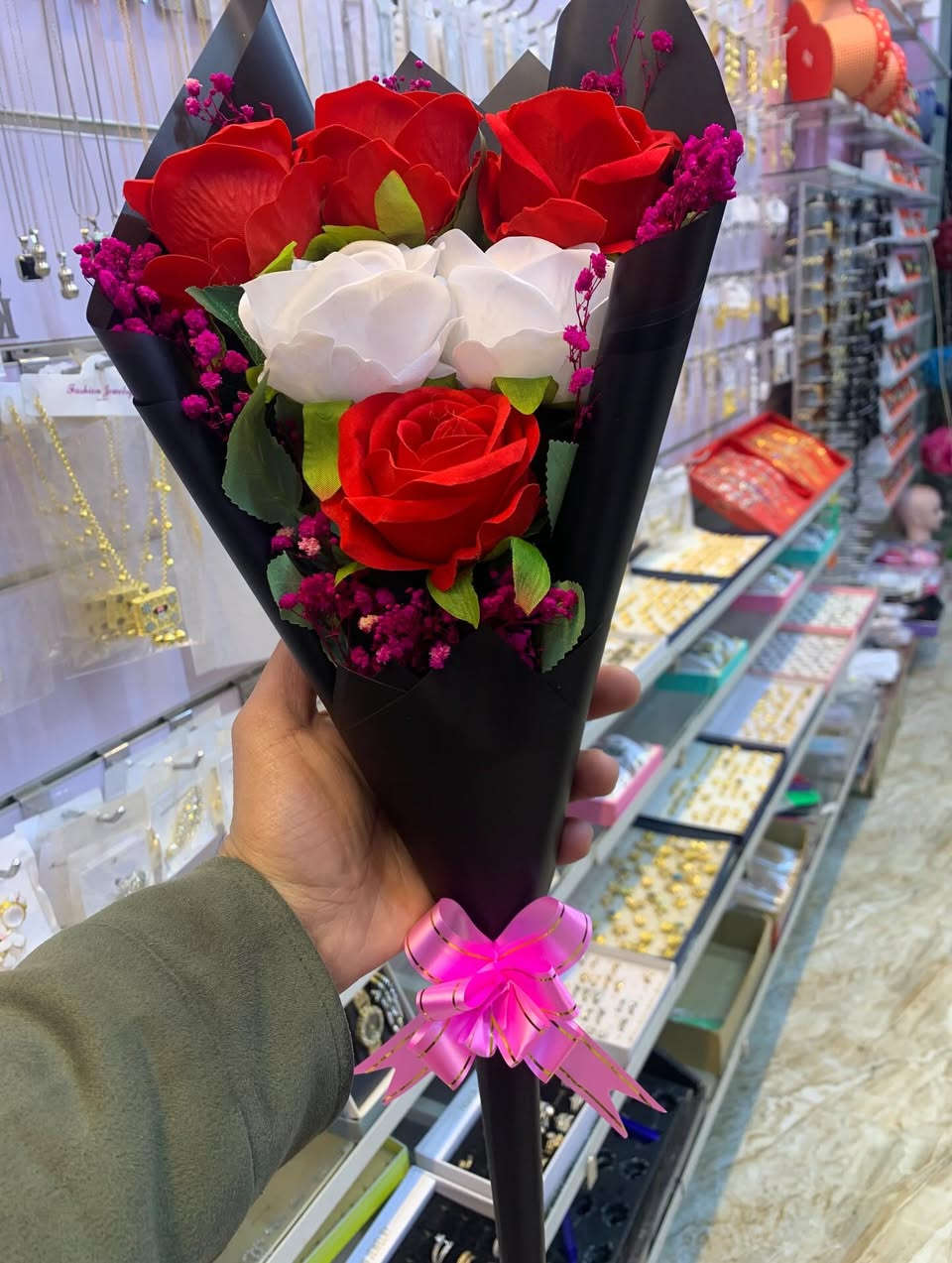 بوكيه ورد جوري اصطناعي مقارب للطبيعي ❤️🌹🥀
 حسب طلب الزبون 🙋‍♂️

العنوان 📍/الانبار -هيت حي الجمعية مجمع مكة مقابل مستوصف حي الجمعية مجاور عطارية حسن حيا
يوجد خدمة توصيل 🛵 ولكافة محافظات العراق 
*********** واتس اب #عيدالحب #بوكيه_ورود #وردصناعي
