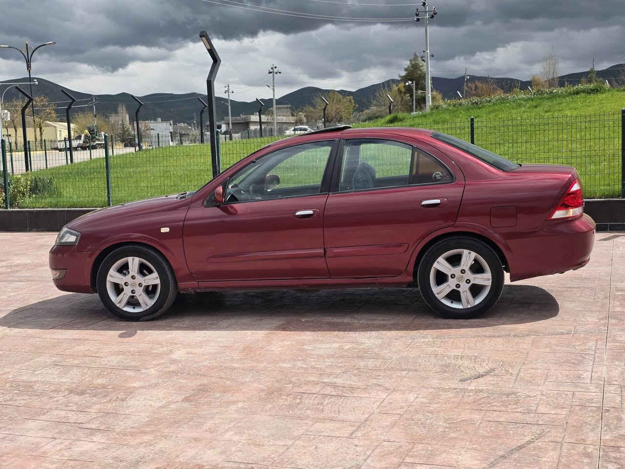 سامسۆنگ 2009
لێزەری دوبەی
قەپات قەپات مواسەفات
سڵایتشاشە کامێرا
حاسەی پێشوو دوا
جڵدو هیتەر
ناڕەشی تەقەڵ سور
ناو دەرەوەی پاکەتی
150 هەزار ڕۆشتوە
سەقفی بەشەرت
پێشوو دوا کەپس
هەموو گیانی ئیش ئەکات

سیعر// 53 گەڵا کۆتای

شوێن// هەڵەبجەی شەهید
***********
***********
