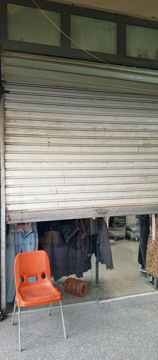 كبنك استخدام جدا قليل نوعيه قديمه اصلي مو الحديث الارتفاع 3 متر العرض م 240 قيم وخذ مكلف بلنشر *********** نضيف يحتاج فقط غسل
