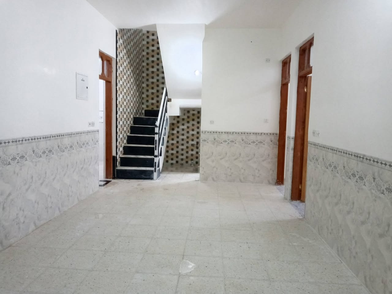 السلام عليكم ورحمه الله وبركاته بيت لبيع مساحه 140 ركن بحي ذويب الثاني بناء حديث قبل 3اشهر يحتوي البيت على 3غرف نوم اثنين 5/4 ووحده 4/4 وصاله 8/4 ومطبخ 4/4 ومضيف 6/5 كامل على اخر حبايه خدمات كامله للاستفسار الاتصال ***********/  ‏‪***********‬‏معروض ب58 وبيه مجال
