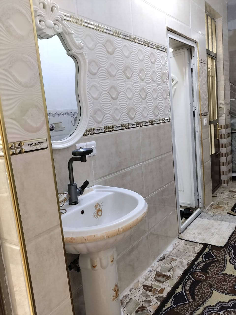 مشتمل 100متر  طابو صرف للبيع طرمه 6 متر واستقبال ومطبخ 2مناورصحيات 2×3غرفتين نوم البيت نظيف جدآ للاستفسار *********** العنوان الانتصار قريب مرور الحسينيه بغداد
