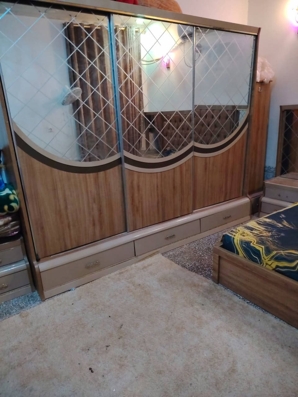 السلام عليكم غرفه تركيه للبيع ضخمه ٨ قطع السعر ٤٥٠ وبيه مجال رقم مبايل ***********
